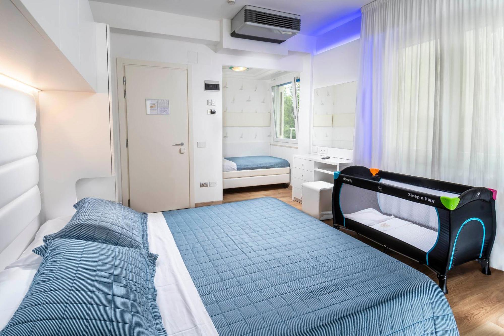 Hotel Albatros Misano Adriatico Bagian luar foto