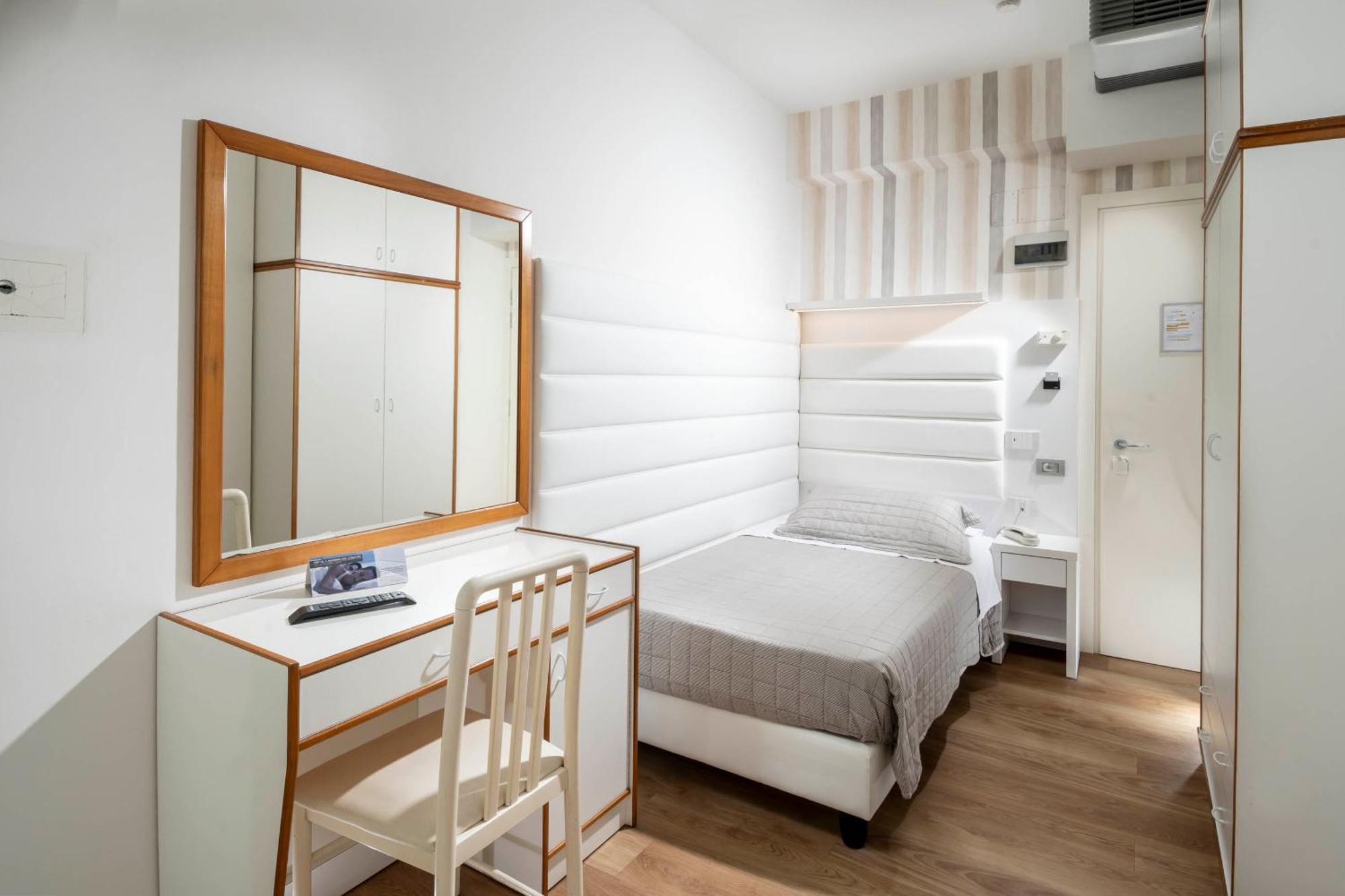 Hotel Albatros Misano Adriatico Bagian luar foto