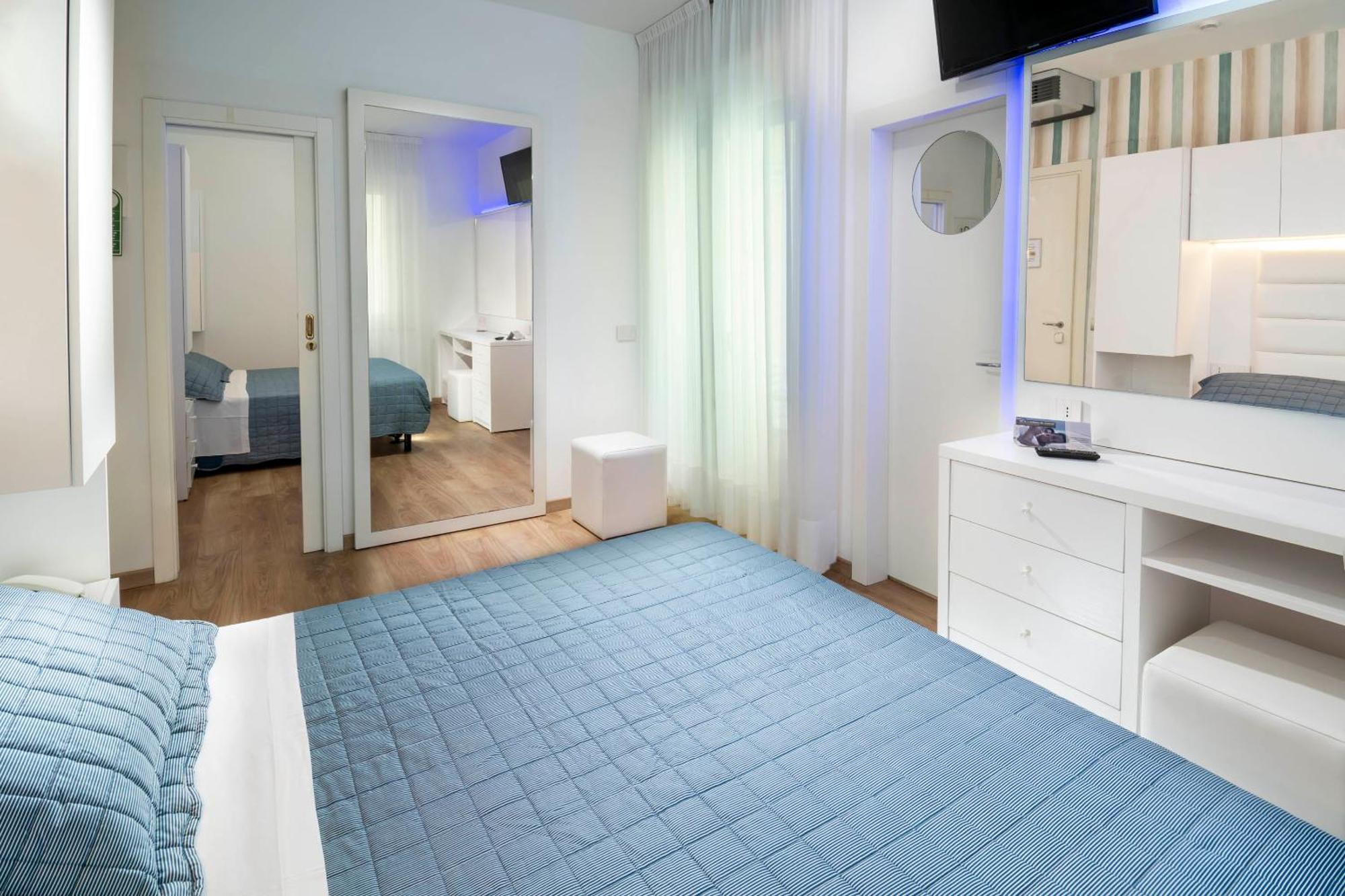 Hotel Albatros Misano Adriatico Bagian luar foto