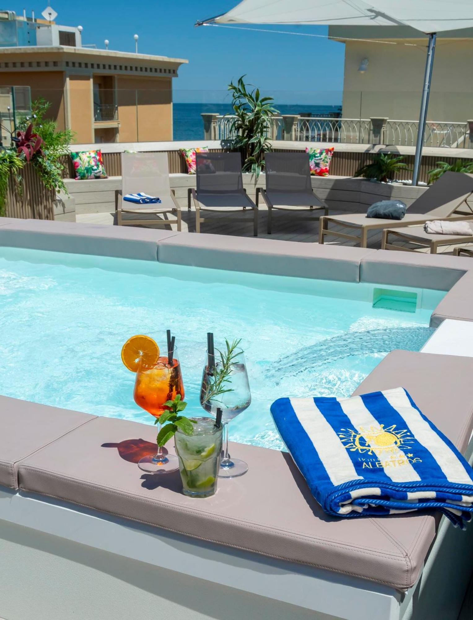 Hotel Albatros Misano Adriatico Bagian luar foto