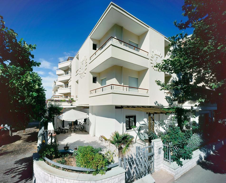 Hotel Albatros Misano Adriatico Bagian luar foto